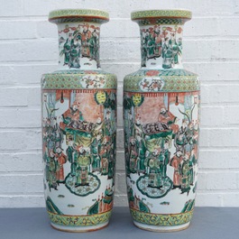 Une paire de vases de forme rouleau en porcelaine de Chine famille verte, 19&egrave;me